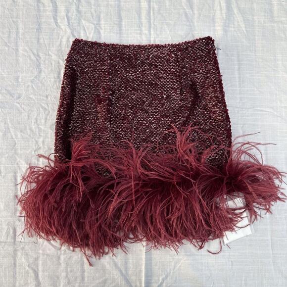 16Arlington Giaci Feather-Trimmed Sequined Mini Skirt in Borgogna - Picture 2 of 8
